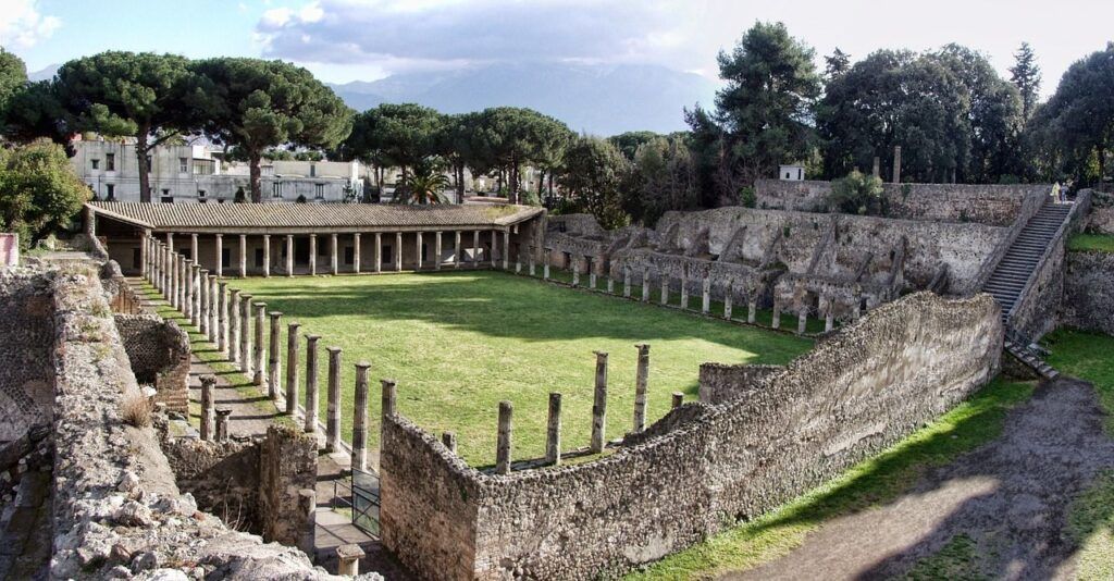 Gran patio porticado con columnas dóricas de los antiguos cuarteles de gladiadores en Pompeya