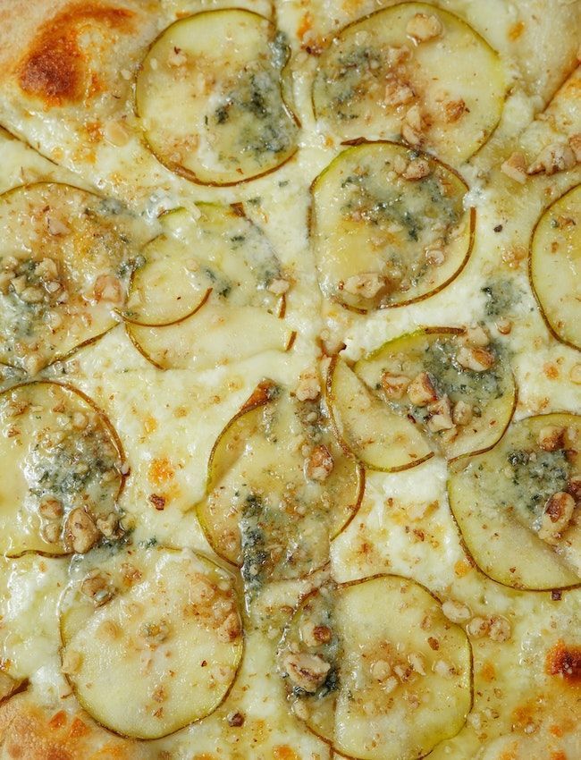 Pizza napolitana recién preparada