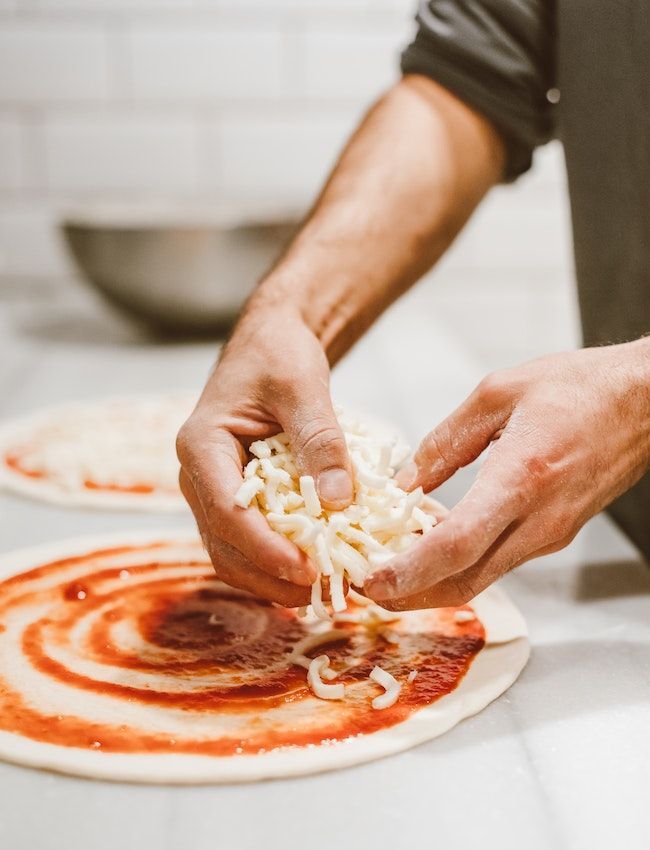 Pizza preparada en un restaurante de Pompeya