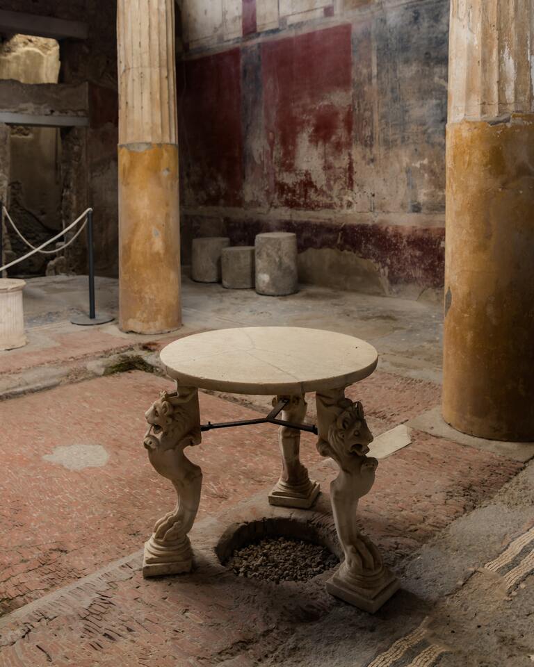 Detalle de una calle adoquinada de Pompeya con los bloques de piedra para cruzar y las aceras romanas