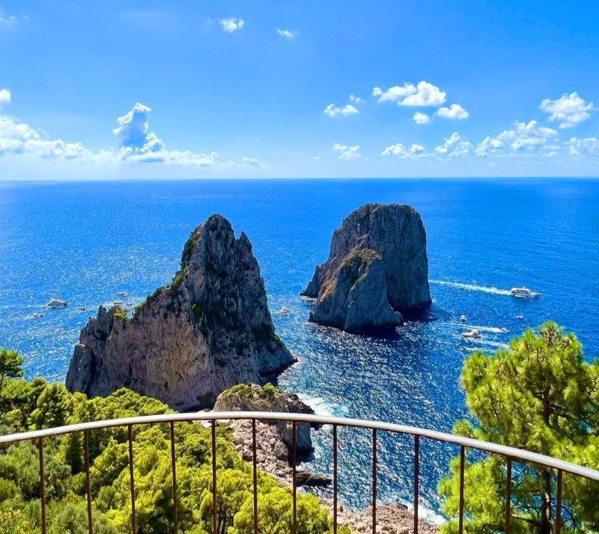 Paisaje de Capri con acantilados y mar Mediterráneo