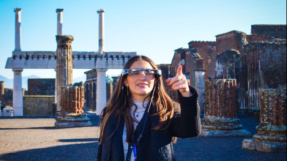 Turistas utilizando gafas de realidad virtual en las ruinas de Pompeya