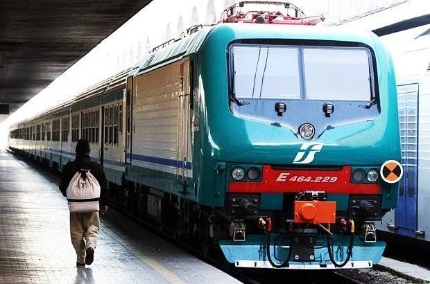 Tren regional de Trenitalia entre Nápoles y la ciudad de Pompeya