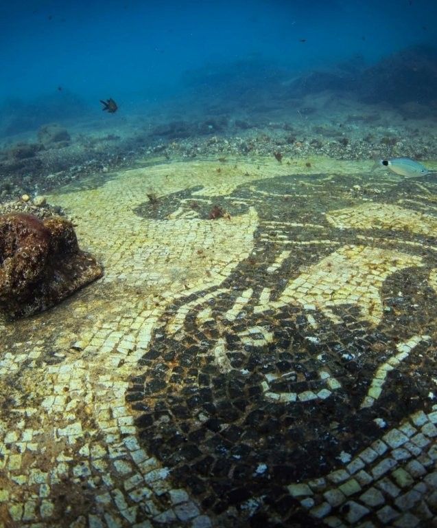 Buceador explorando pavimentos romanos en Baia