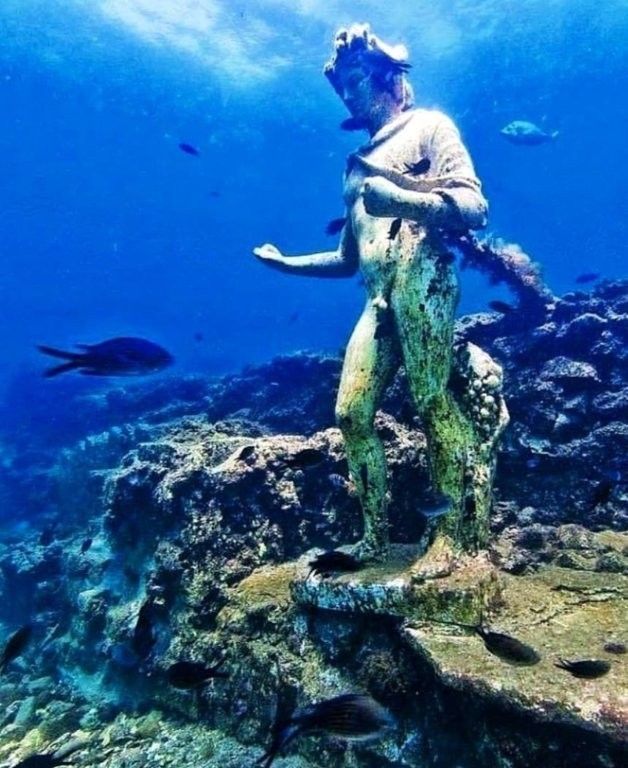 Estatua sumergida en el Parque Arqueológico Subacuático de Baia
