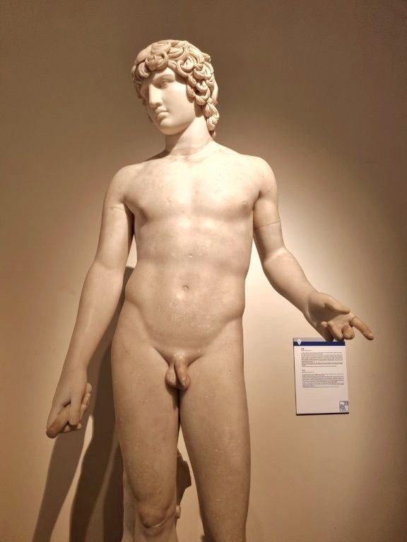Estatuas de bronce originales expuestas en el museo
