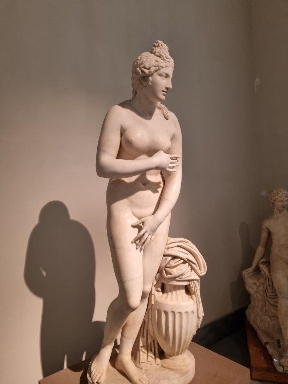 Escultura detallada de la Artemisa Efesia