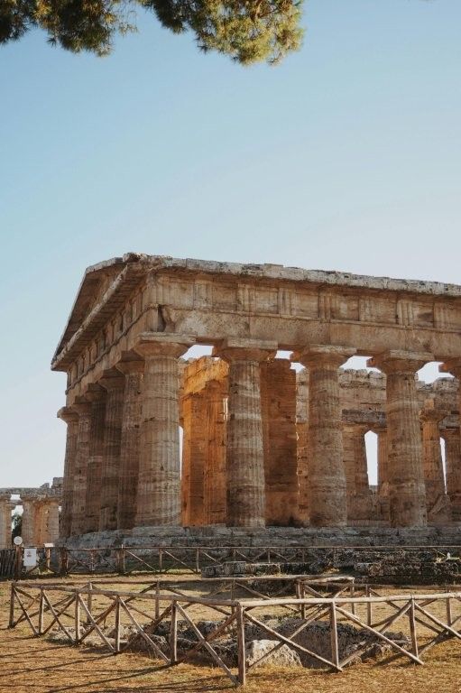 Ruinas de los templos griegos de Paestum bajo el cielo mediterráneo