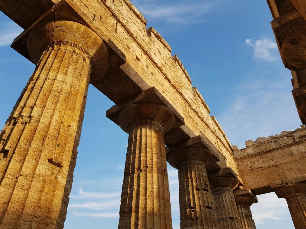 Panorámica general del parque arqueológico de Paestum en Campania