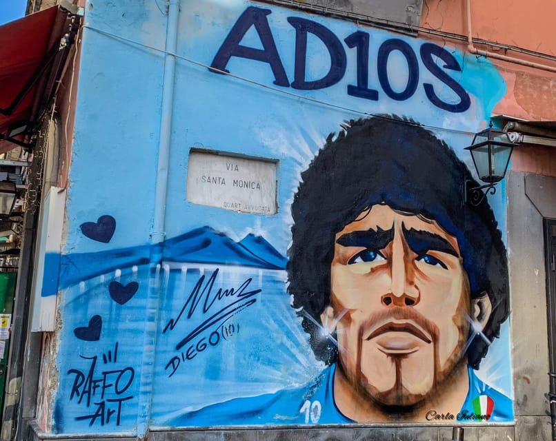 Altar y recuerdos dedicados a Diego Armando Maradona en Nápoles