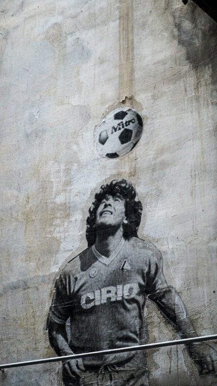 Retrato de Maradona en el centro histórico de Nápoles