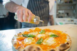 Apuntarse a un taller de pizza en Nápoles.