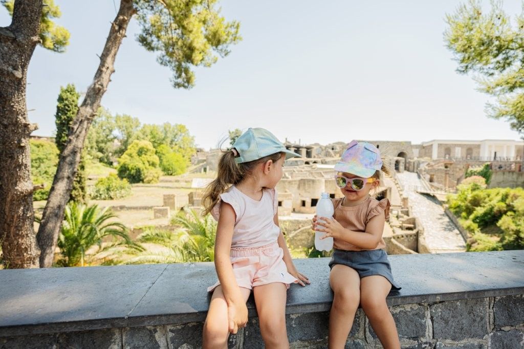 Familia recorriendo Pompeya con calzado cómodo y ropa adecuada
